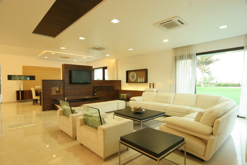 Bild på ett funkis vardagsrum, med ett finrum, beige väggar, marmorgolv och en väggmonterad TV