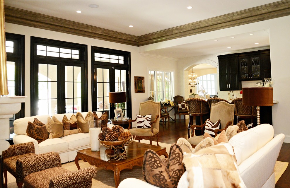 Fernseherloses, Repräsentatives Klassisches Wohnzimmer mit weißer Wandfarbe, braunem Holzboden, Kamin und Kaminumrandung aus Stein in St. Louis