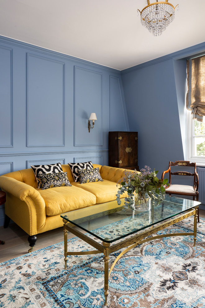 Стильный дизайн: парадная, изолированная гостиная комната среднего размера в классическом стиле с синими стенами, паркетным полом среднего тона, стандартным камином, фасадом камина из камня, скрытым телевизором и серым полом - последний тренд
