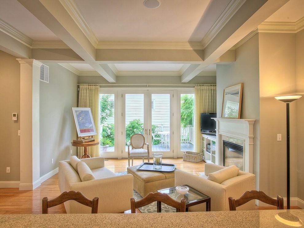 Идея дизайна: открытая гостиная комната среднего размера в классическом стиле с серыми стенами, светлым паркетным полом, стандартным камином и фасадом камина из штукатурки без телевизора
