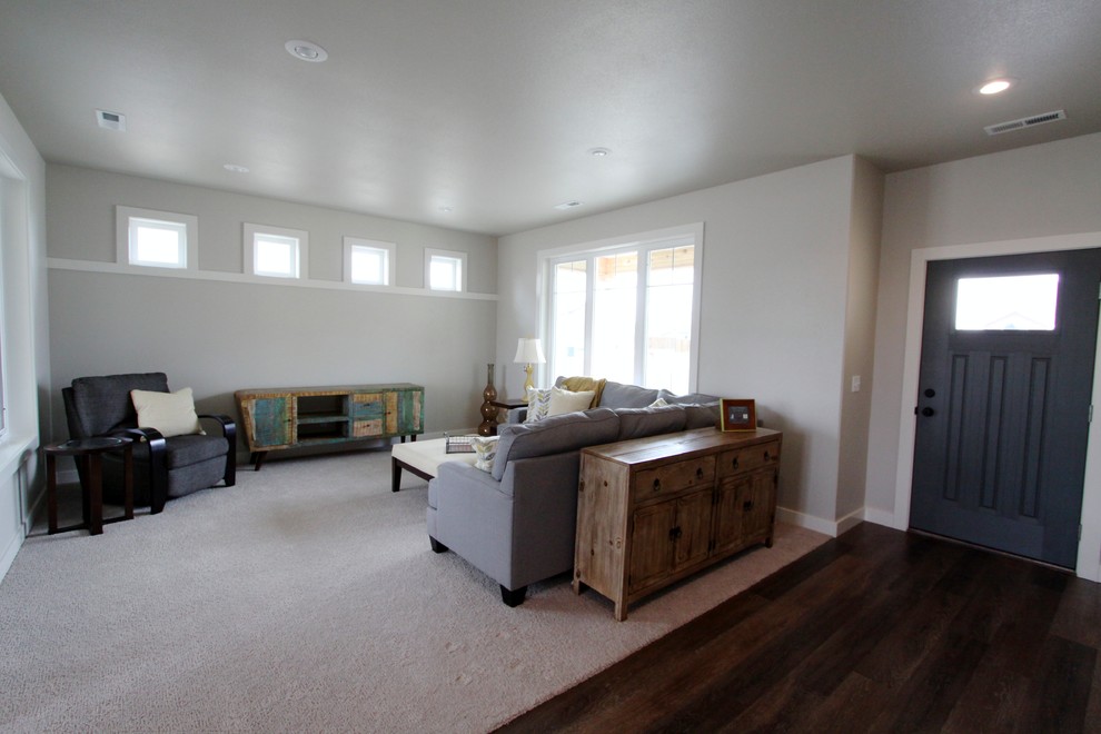 Imagen de salón abierto de estilo de casa de campo de tamaño medio con paredes grises y televisor independiente