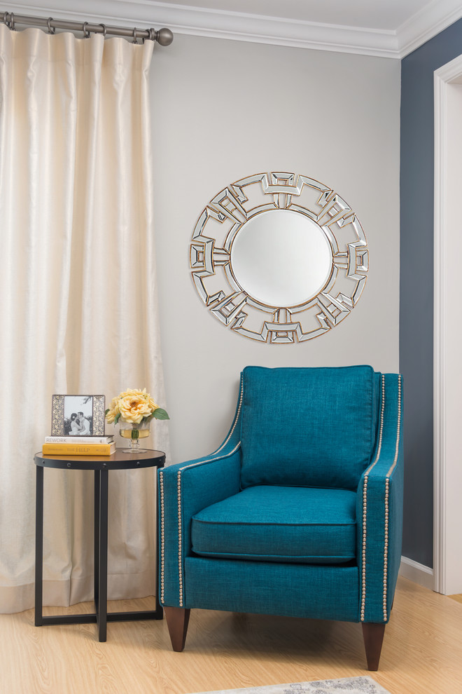 Идея дизайна: парадная, изолированная гостиная комната среднего размера в стиле неоклассика (современная классика) с серыми стенами, светлым паркетным полом и телевизором на стене без камина