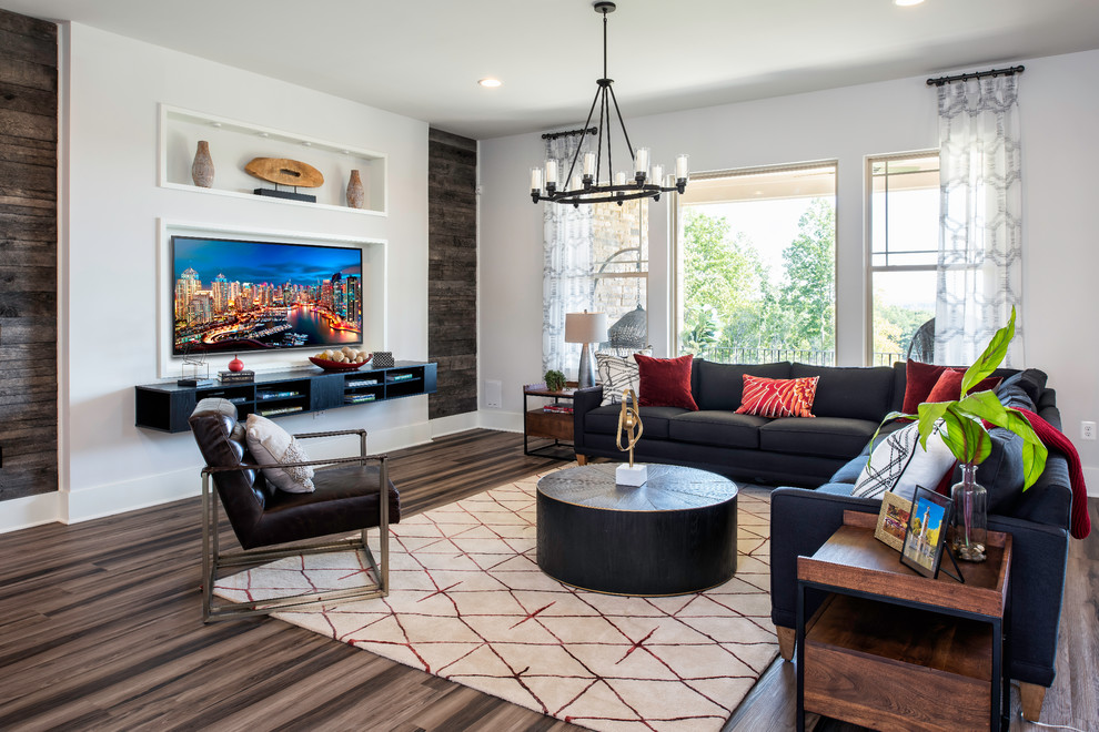Landhausstil Wohnzimmer mit weißer Wandfarbe, TV-Wand und braunem Boden in Cincinnati