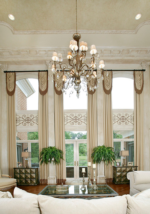 Geräumiges, Repräsentatives, Fernseherloses Klassisches Wohnzimmer mit beiger Wandfarbe und braunem Holzboden in Washington, D.C.