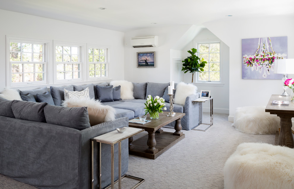 Ejemplo de salón abierto romántico de tamaño medio sin chimenea y televisor con paredes blancas, moqueta y suelo beige