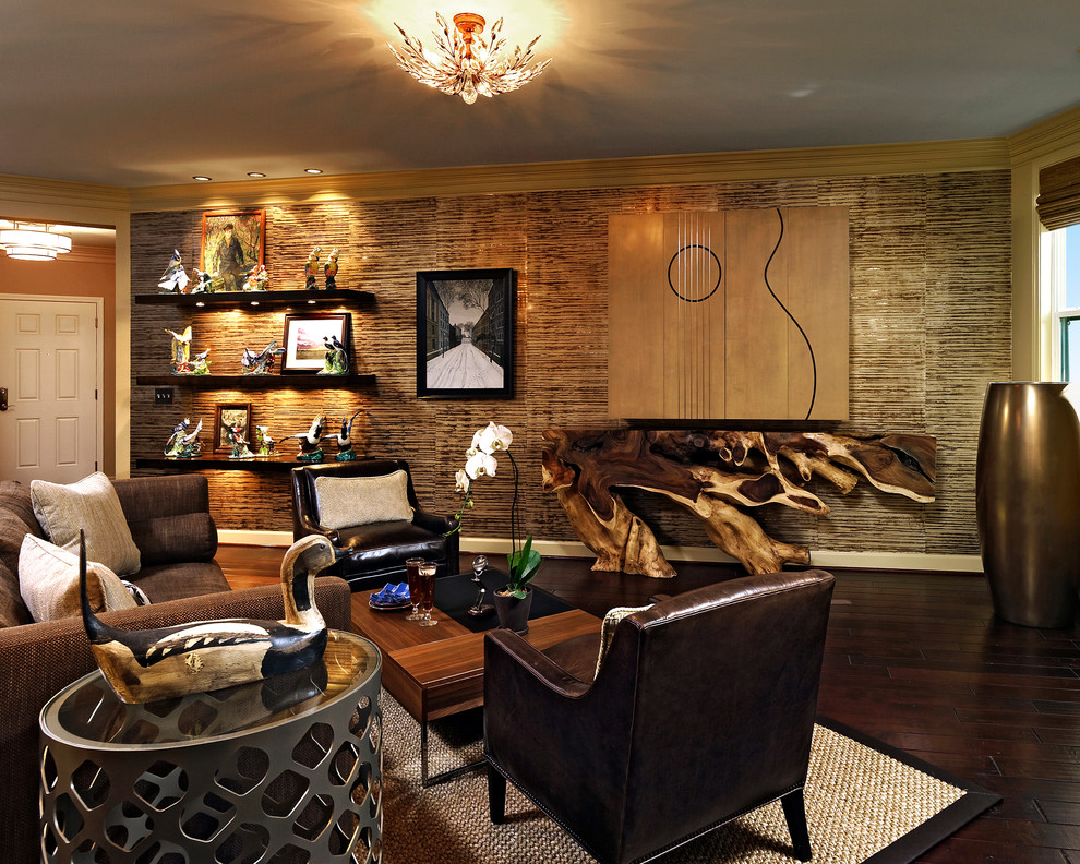 Diseño de salón abierto ecléctico de tamaño medio con paredes beige, suelo de madera oscura y televisor retractable