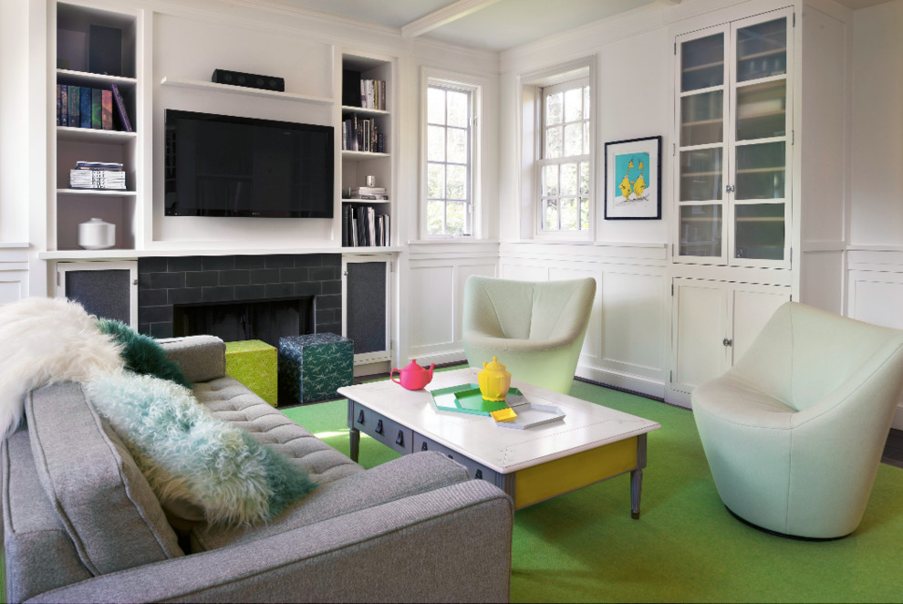 Пример оригинального дизайна: парадная, изолированная гостиная комната среднего размера в современном стиле с белыми стенами, темным паркетным полом, стандартным камином, фасадом камина из плитки, телевизором на стене и зеленым полом
