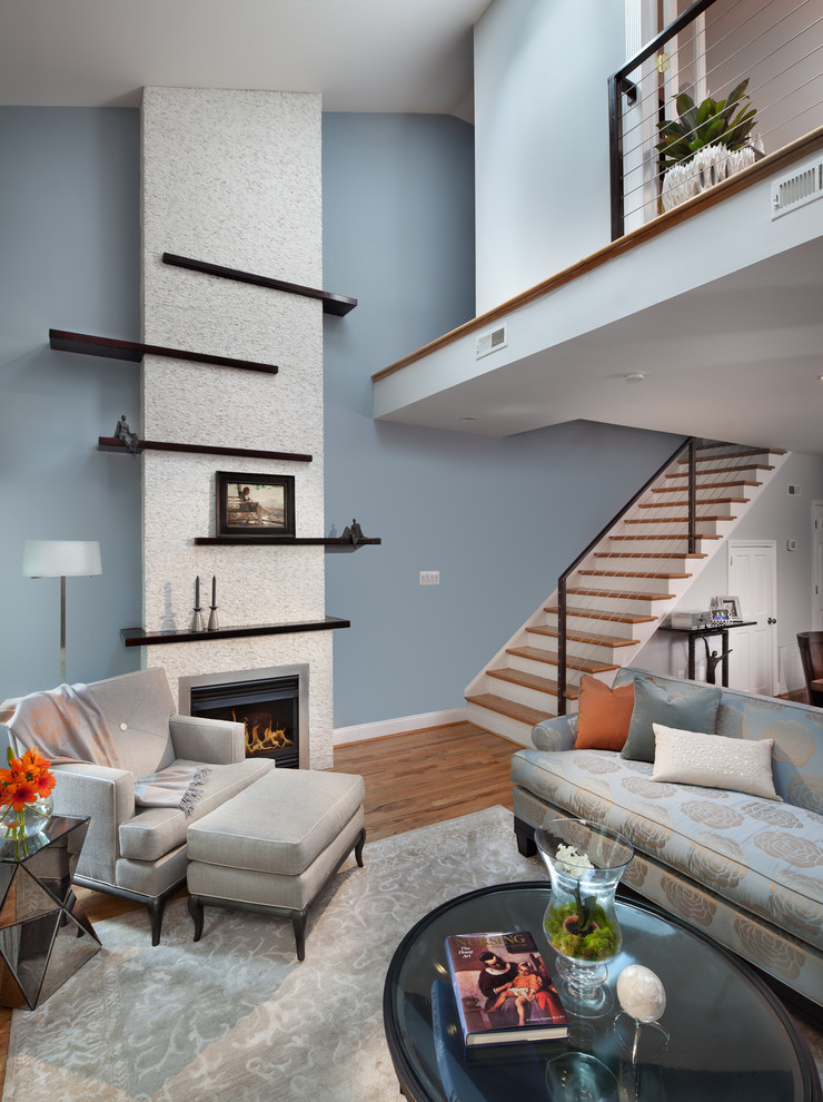 Идея дизайна: гостиная комната в современном стиле с синими стенами и стандартным камином