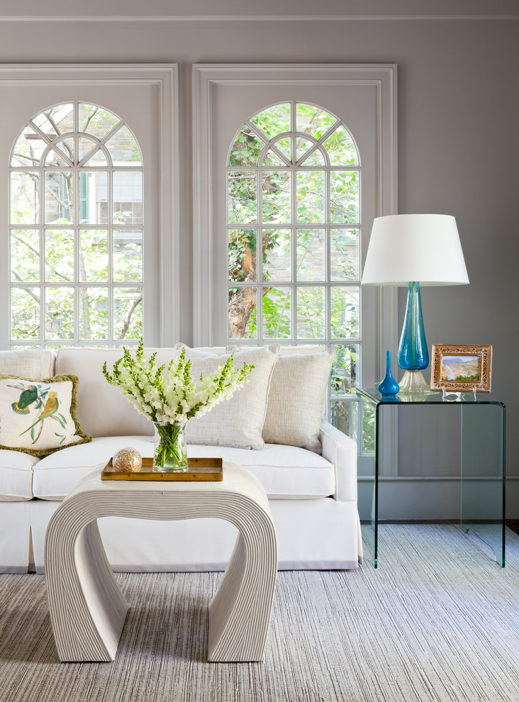 Стильный дизайн: гостиная комната:: освещение в стиле неоклассика (современная классика) с серыми стенами - последний тренд