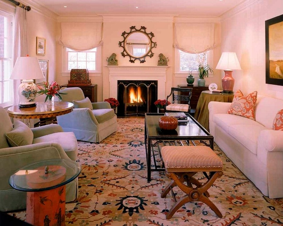 ワシントンD.C.にある高級な中くらいなトラディショナルスタイルのおしゃれなリビング (白い壁、無垢フローリング、標準型暖炉、木材の暖炉まわり、テレビなし、茶色い床) の写真