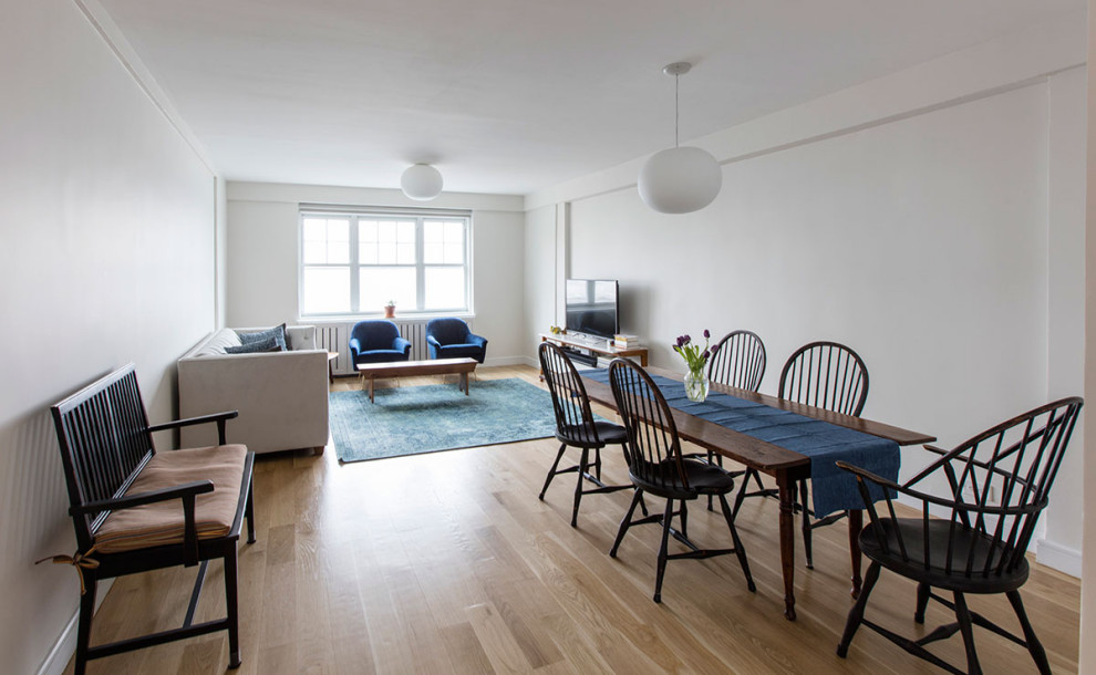 Foto di un piccolo soggiorno moderno chiuso con pareti bianche, parquet chiaro e TV autoportante