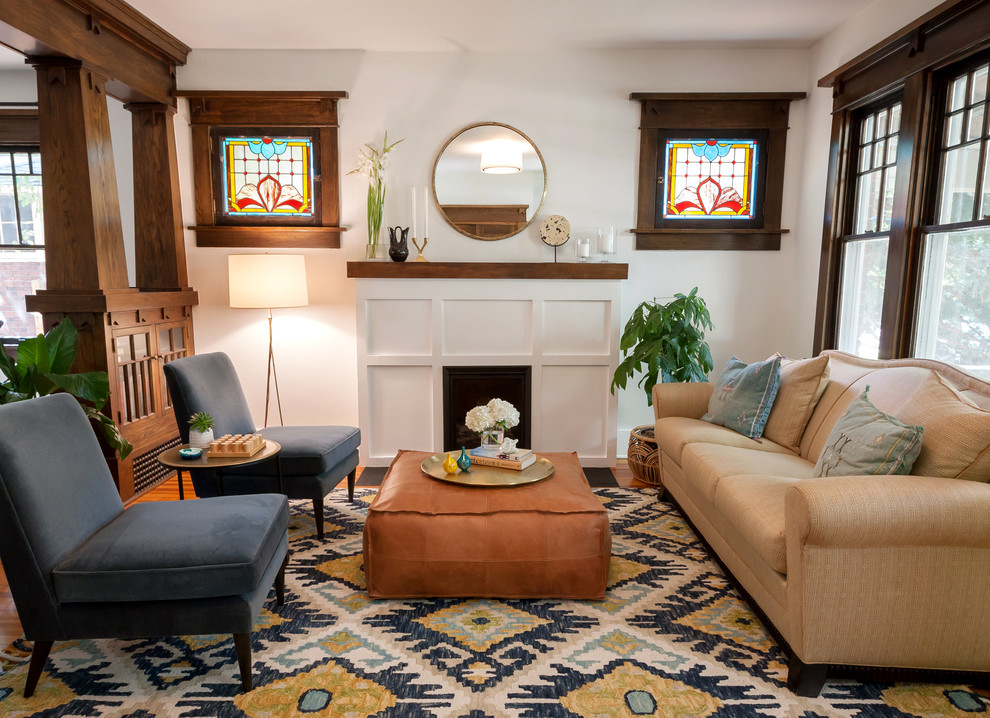Источник вдохновения для домашнего уюта: парадная, изолированная гостиная комната в стиле кантри с белыми стенами, ковровым покрытием, стандартным камином и разноцветным полом