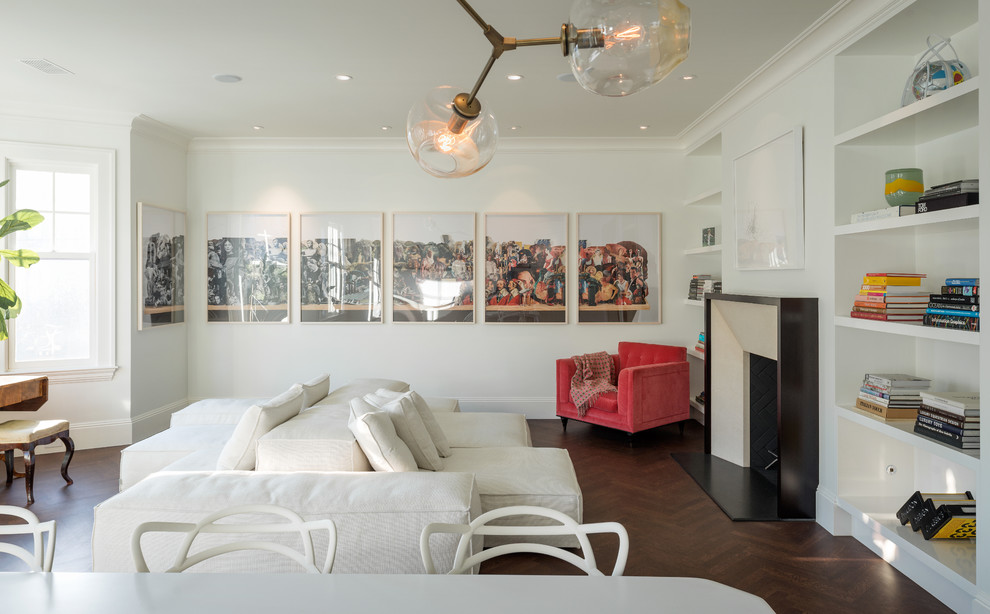 Ispirazione per un soggiorno minimal con pareti bianche, parquet scuro e camino classico