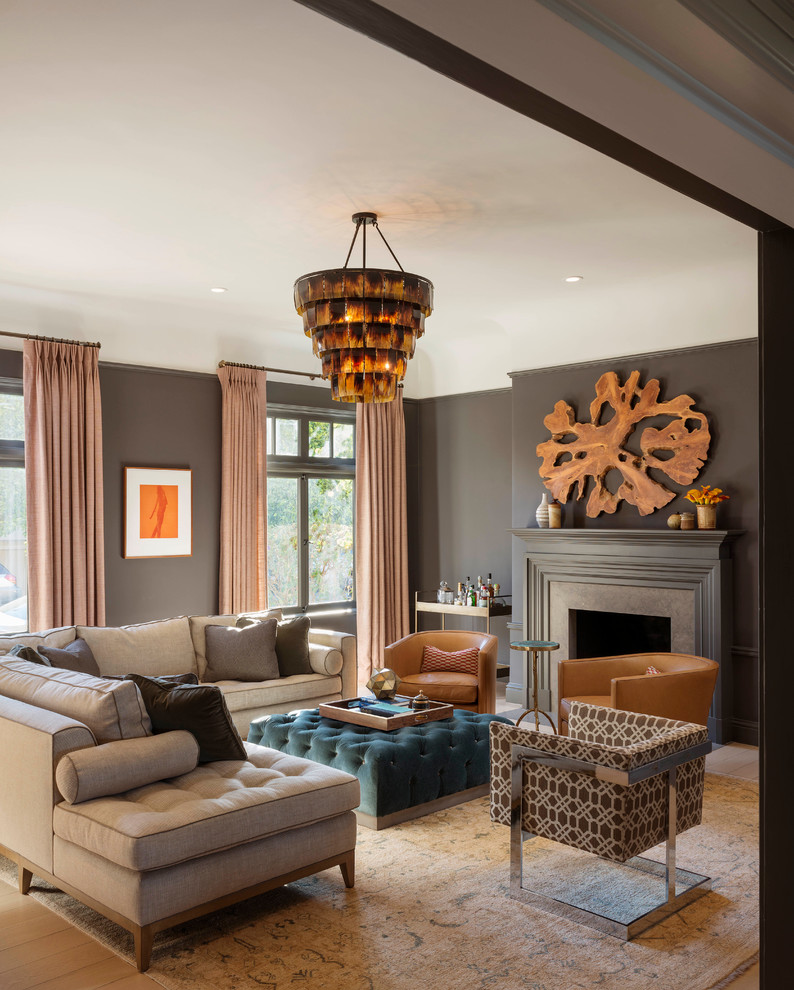 Свежая идея для дизайна: гостиная комната в стиле неоклассика (современная классика) с серыми стенами и стандартным камином - отличное фото интерьера