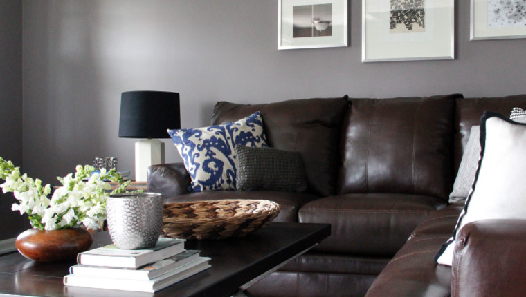 Photo of a contemporary living room in Los Angeles.