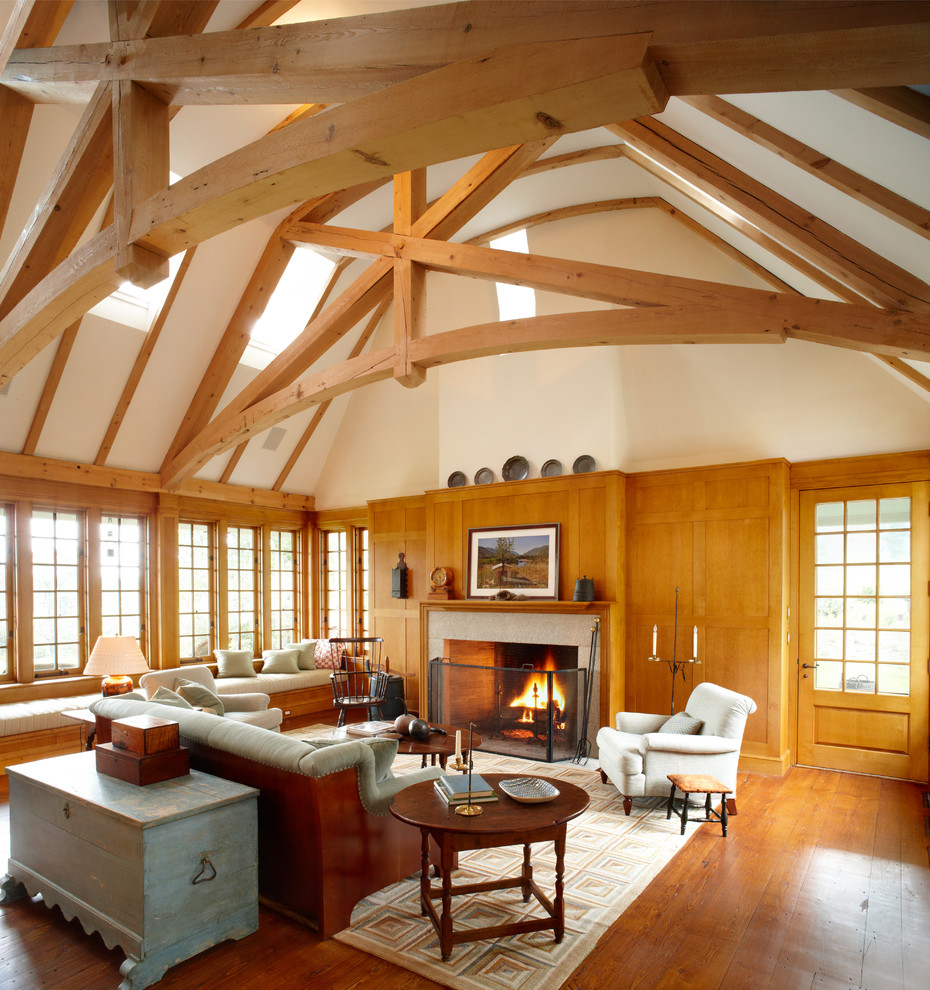 Landhausstil Wohnzimmer mit beiger Wandfarbe, braunem Holzboden und Kamin in New York