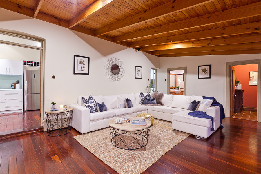 Ispirazione per un soggiorno bohémian con pavimento in legno verniciato