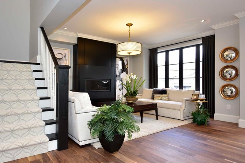 Idee per un soggiorno minimalista con sala formale, pareti grigie, pavimento in legno massello medio e camino lineare Ribbon