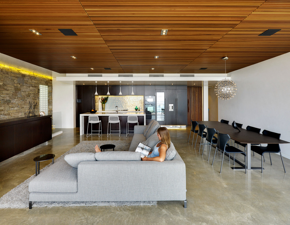 Mittelgroßes, Offenes Modernes Wohnzimmer ohne Kamin mit weißer Wandfarbe, Betonboden, grauem Boden und Steinwänden in Gold Coast - Tweed