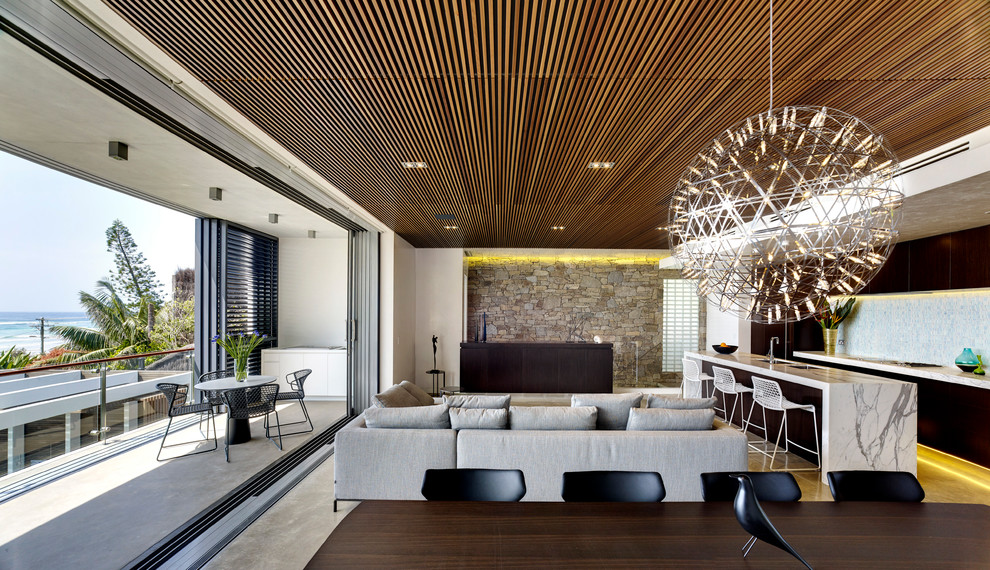 Идея дизайна: открытая гостиная комната среднего размера в современном стиле с белыми стенами, бетонным полом и скрытым телевизором без камина