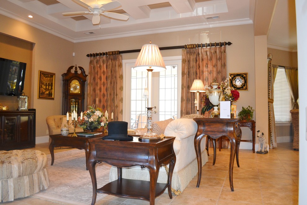Diseño de salón para visitas abierto clásico de tamaño medio sin chimenea con paredes beige, suelo de baldosas de cerámica y televisor colgado en la pared