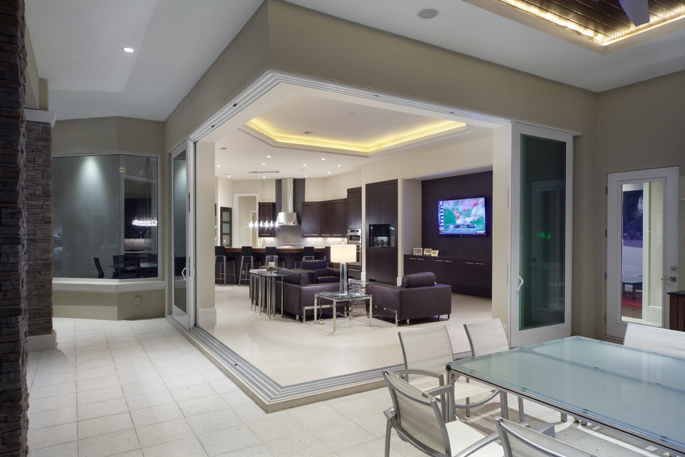 Modernes Wohnzimmer mit beiger Wandfarbe und TV-Wand in Orlando