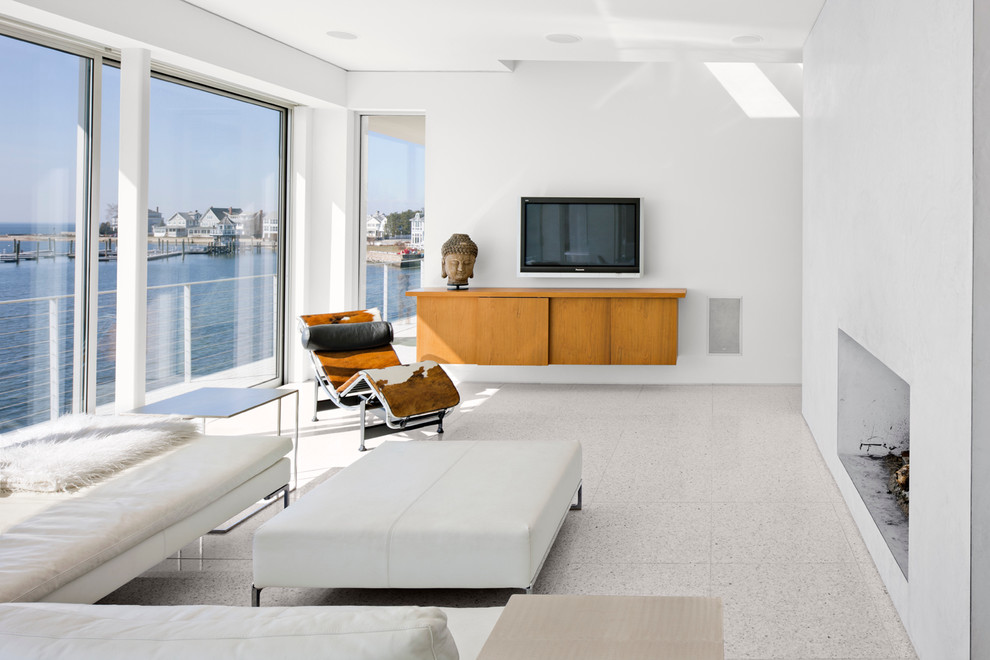 Источник вдохновения для домашнего уюта: гостиная комната в стиле модернизм с белыми стенами и стандартным камином
