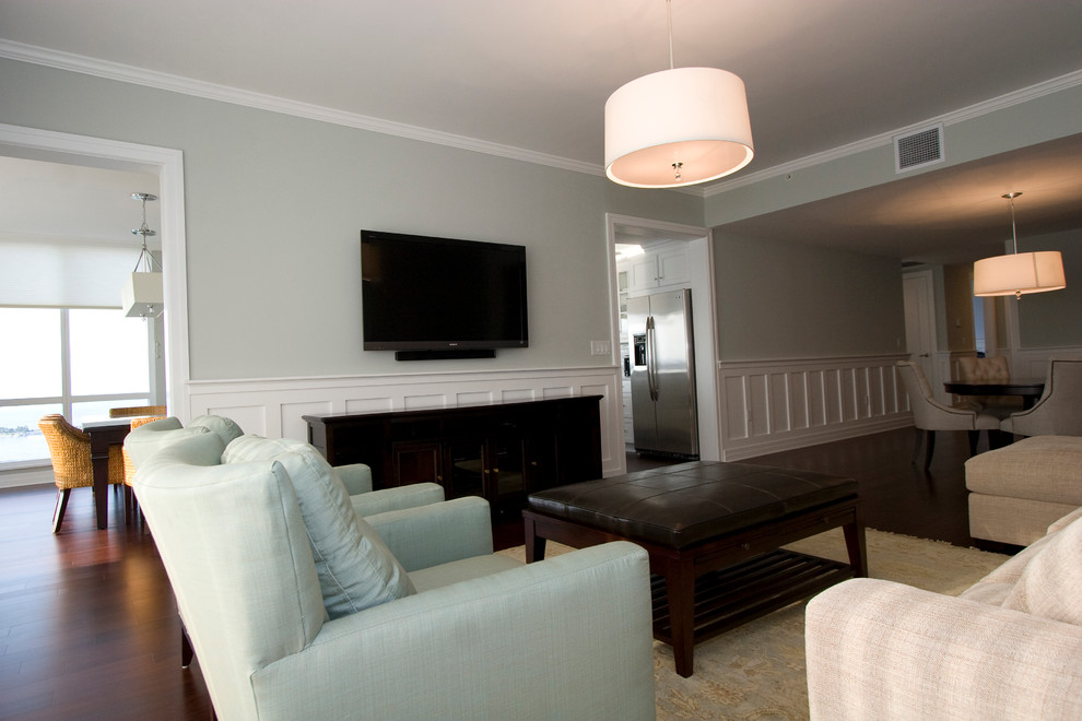 Пример оригинального дизайна: парадная, открытая гостиная комната среднего размера в классическом стиле с серыми стенами, темным паркетным полом и телевизором на стене без камина