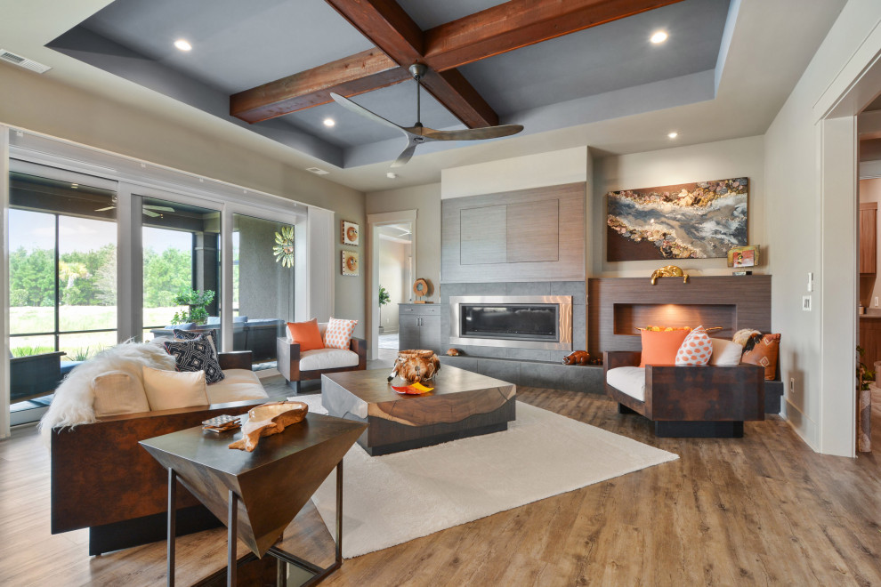 Immagine di un soggiorno stile marino con pareti bianche, pavimento in legno massello medio, TV nascosta, pavimento marrone, travi a vista e soffitto ribassato