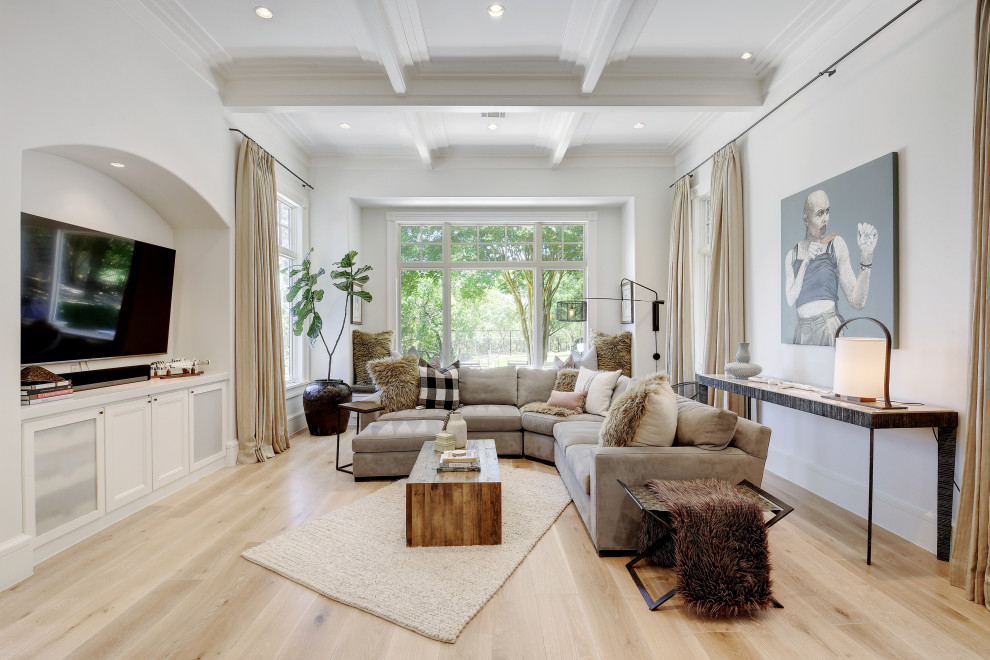 Immagine di un soggiorno chic aperto con pareti bianche, parquet chiaro, parete attrezzata, pavimento beige e soffitto a cassettoni