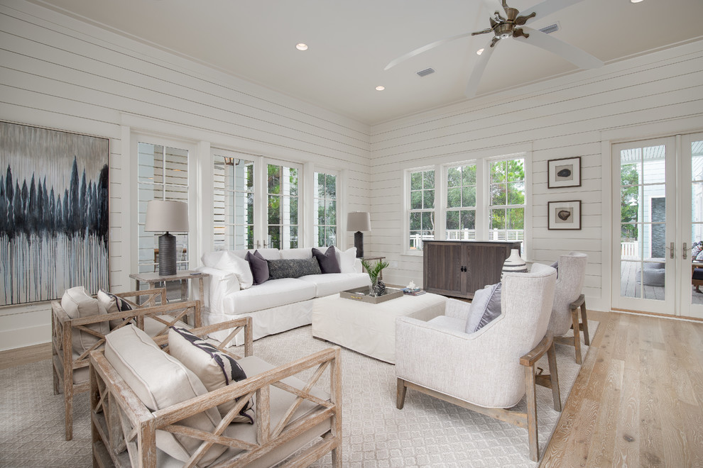 Repräsentatives Maritimes Wohnzimmer ohne Kamin mit weißer Wandfarbe, hellem Holzboden und beigem Boden in Miami