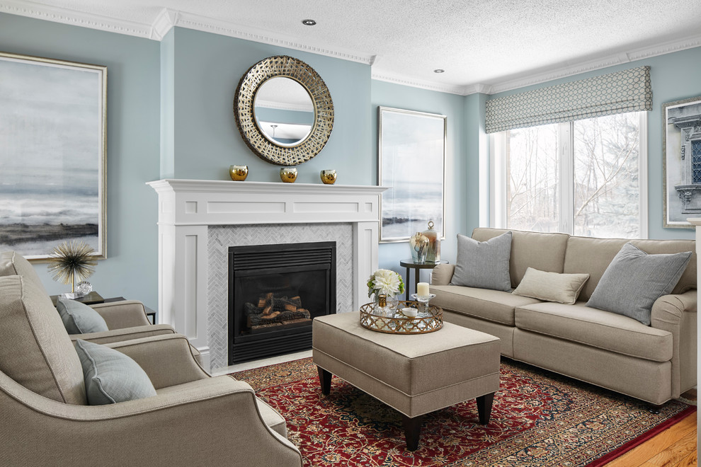 Пример оригинального дизайна: парадная гостиная комната среднего размера в стиле неоклассика (современная классика) с синими стенами, стандартным камином, коричневым полом, паркетным полом среднего тона и фасадом камина из плитки без телевизора