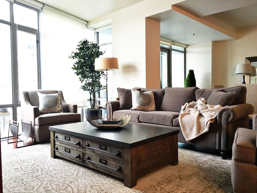 Foto de salón abierto clásico renovado de tamaño medio sin chimenea con paredes beige, suelo de madera en tonos medios y televisor colgado en la pared