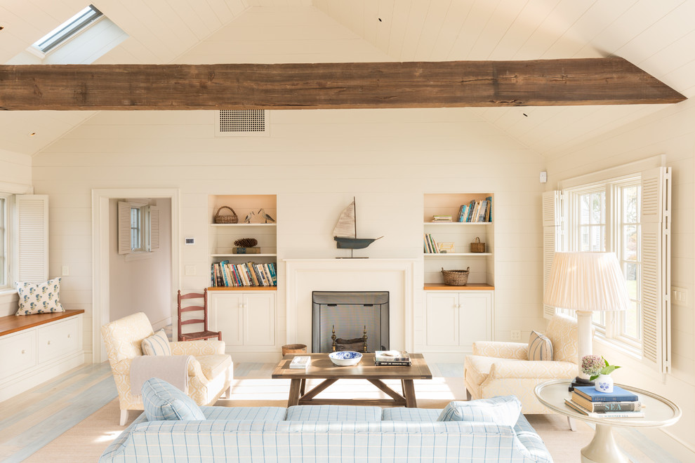 Идея дизайна: гостиная комната в морском стиле с белыми стенами, стандартным камином и синим диваном без телевизора