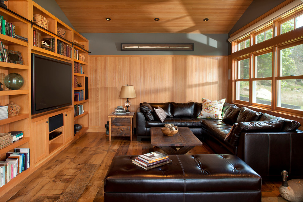 Idées déco pour un salon classique avec un sol en bois brun et un téléviseur encastré.