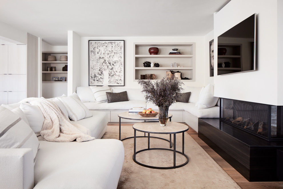 Mittelgroßes, Offenes Modernes Wohnzimmer mit weißer Wandfarbe, TV-Wand, braunem Holzboden, Gaskamin und braunem Boden in San Francisco