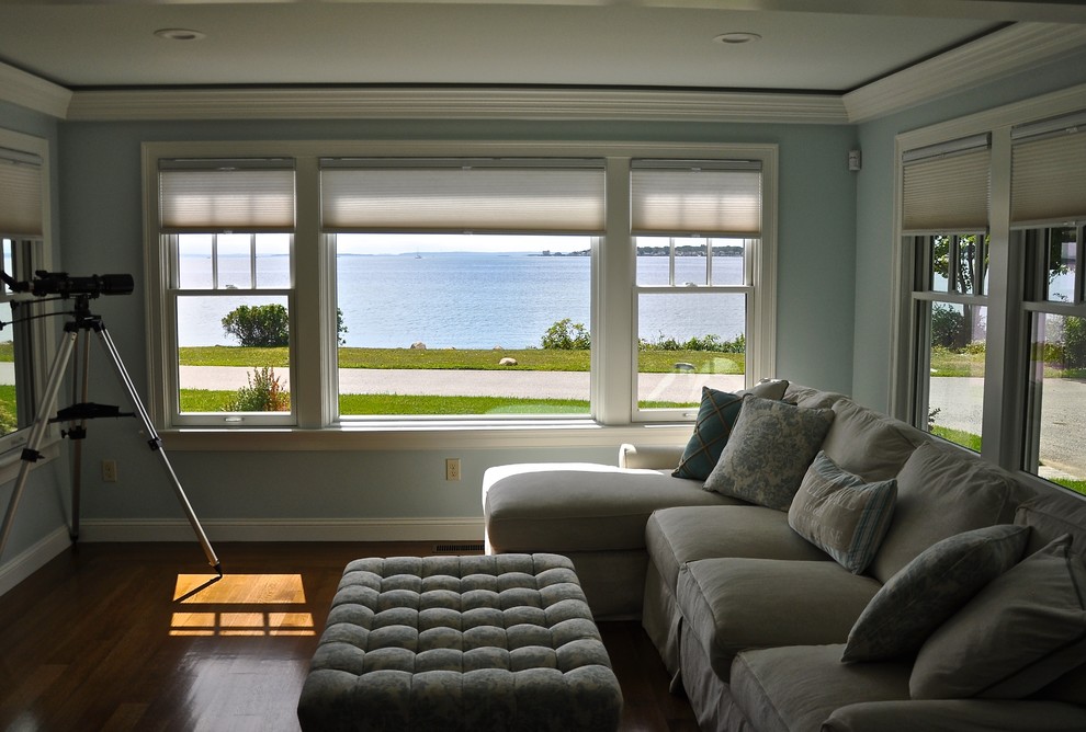 Esempio di un soggiorno stile marino aperto e di medie dimensioni con pareti blu, parquet scuro, sala formale, nessun camino, nessuna TV e pavimento beige