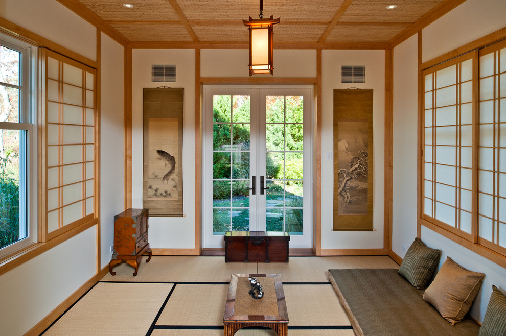 Diseño de salón cerrado de estilo zen grande sin chimenea y televisor con paredes blancas y suelo de bambú