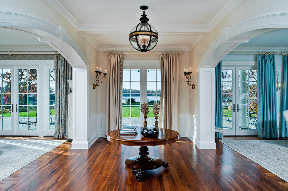Foto de salón abierto clásico grande con paredes beige y suelo de madera en tonos medios