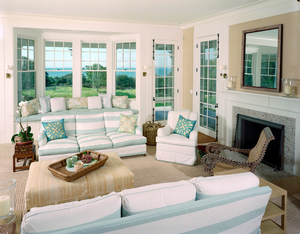 Inspiration pour un salon traditionnel fermé avec un mur beige, parquet clair et une cheminée standard.