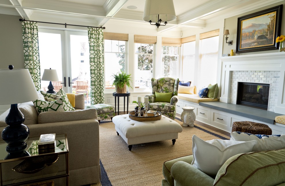 Mittelgroßes, Fernseherloses, Offenes Klassisches Wohnzimmer mit grauer Wandfarbe, braunem Holzboden, Kamin und gefliester Kaminumrandung in Seattle