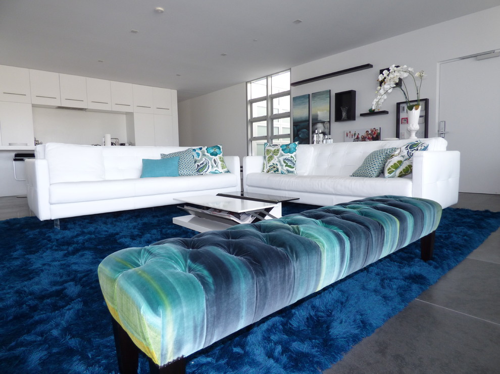 Mittelgroßes, Offenes Modernes Wohnzimmer mit weißer Wandfarbe und blauem Boden in Auckland