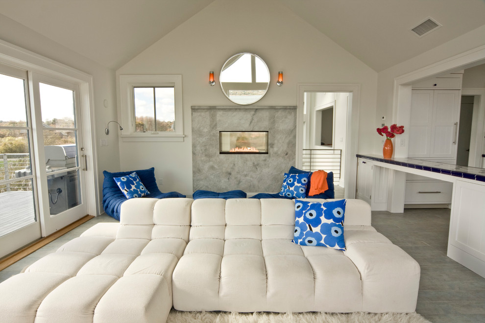 Стильный дизайн: гостиная комната в современном стиле с белыми стенами и горизонтальным камином - последний тренд