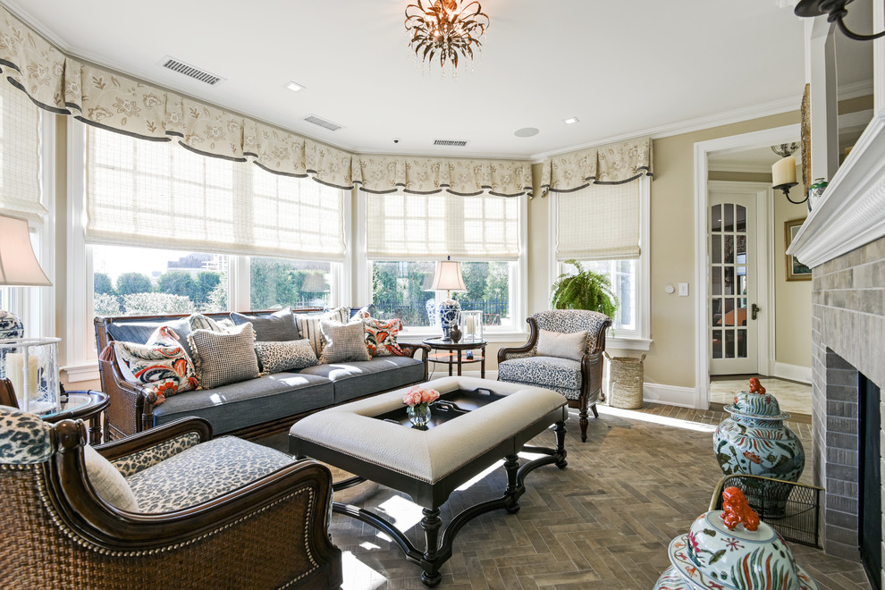 Klassisches Wohnzimmer mit Keramikboden, Kamin, gefliester Kaminumrandung und braunem Boden in New York