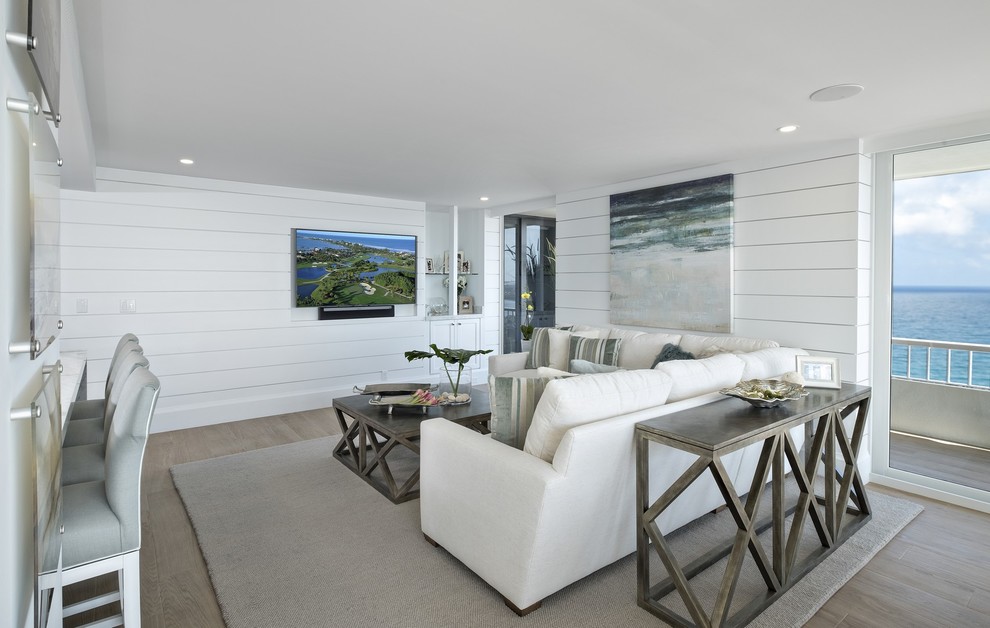 Idee per un soggiorno costiero di medie dimensioni e aperto con angolo bar, pareti bianche, pavimento in gres porcellanato e pavimento beige