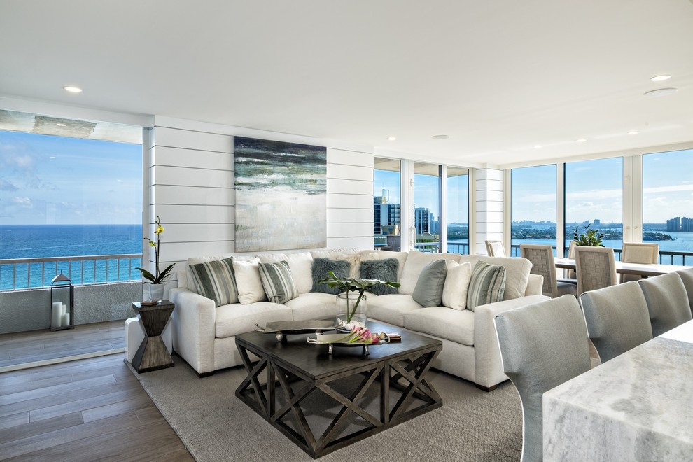 Mittelgroßes, Offenes Maritimes Wohnzimmer mit Hausbar, weißer Wandfarbe, Porzellan-Bodenfliesen und beigem Boden in Miami