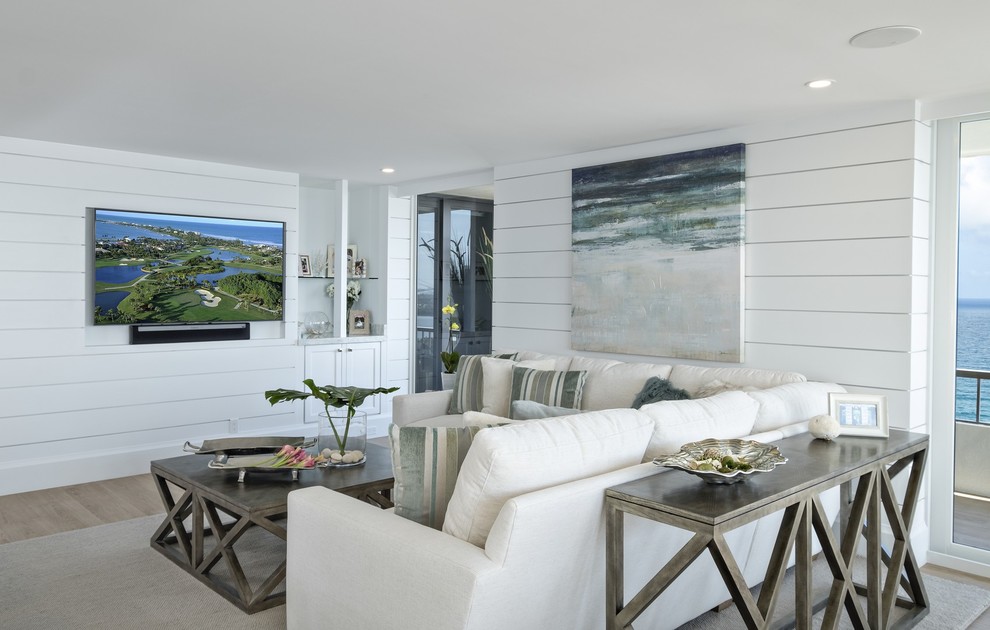 Immagine di un soggiorno stile marino di medie dimensioni e aperto con angolo bar, pareti bianche, pavimento in gres porcellanato e pavimento beige