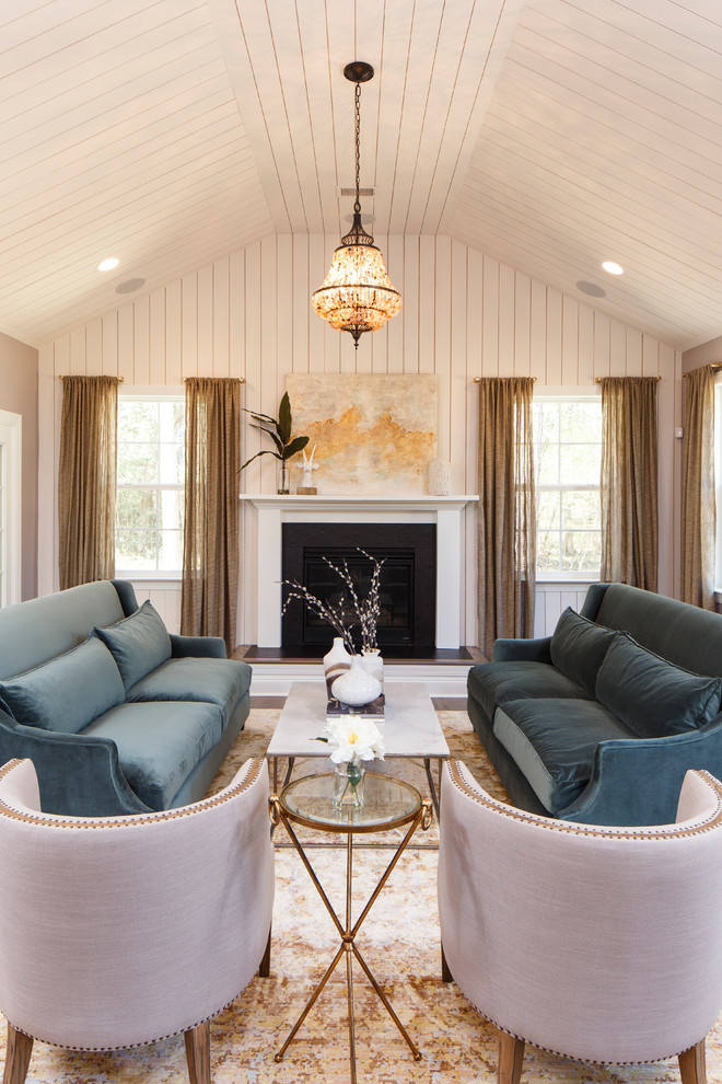 Repräsentatives, Fernseherloses Klassisches Wohnzimmer mit beiger Wandfarbe und braunem Holzboden in Charleston