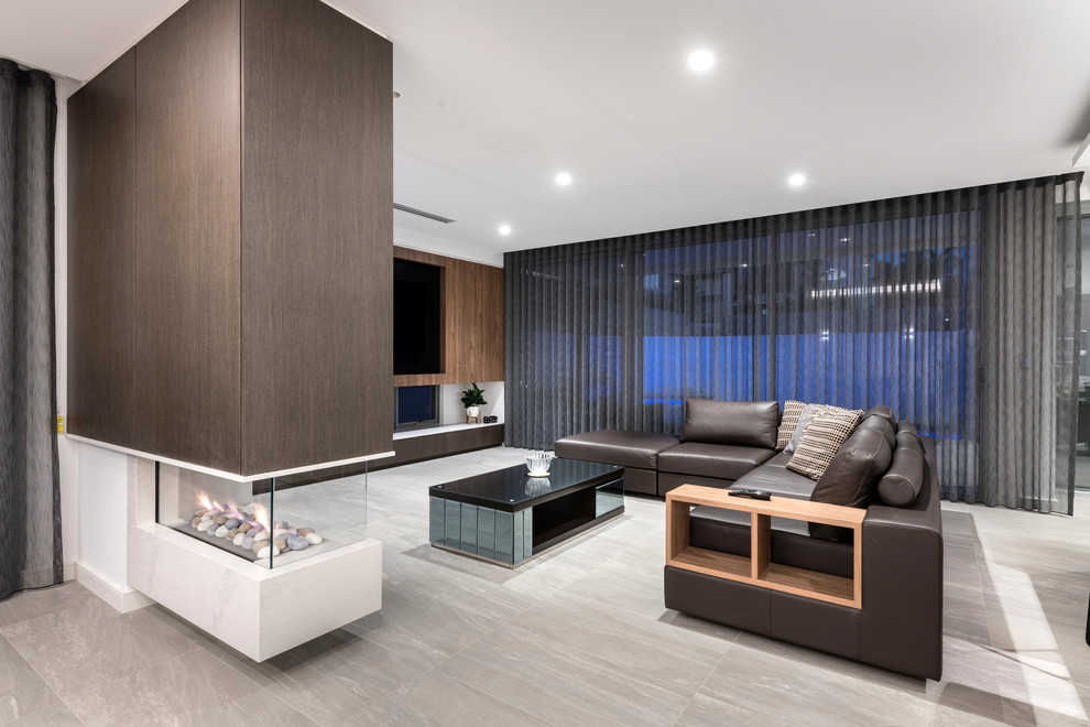 Modernes Wohnzimmer mit Tunnelkamin und TV-Wand in Perth