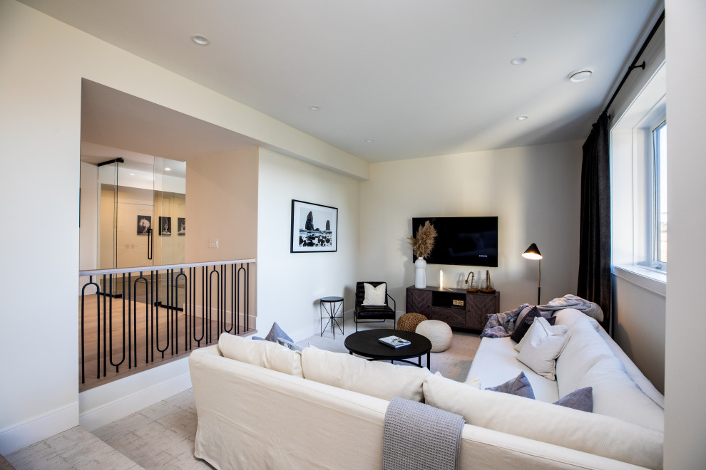Свежая идея для дизайна: открытая гостиная комната среднего размера в стиле кантри с белыми стенами, ковровым покрытием, телевизором на стене и белым полом - отличное фото интерьера